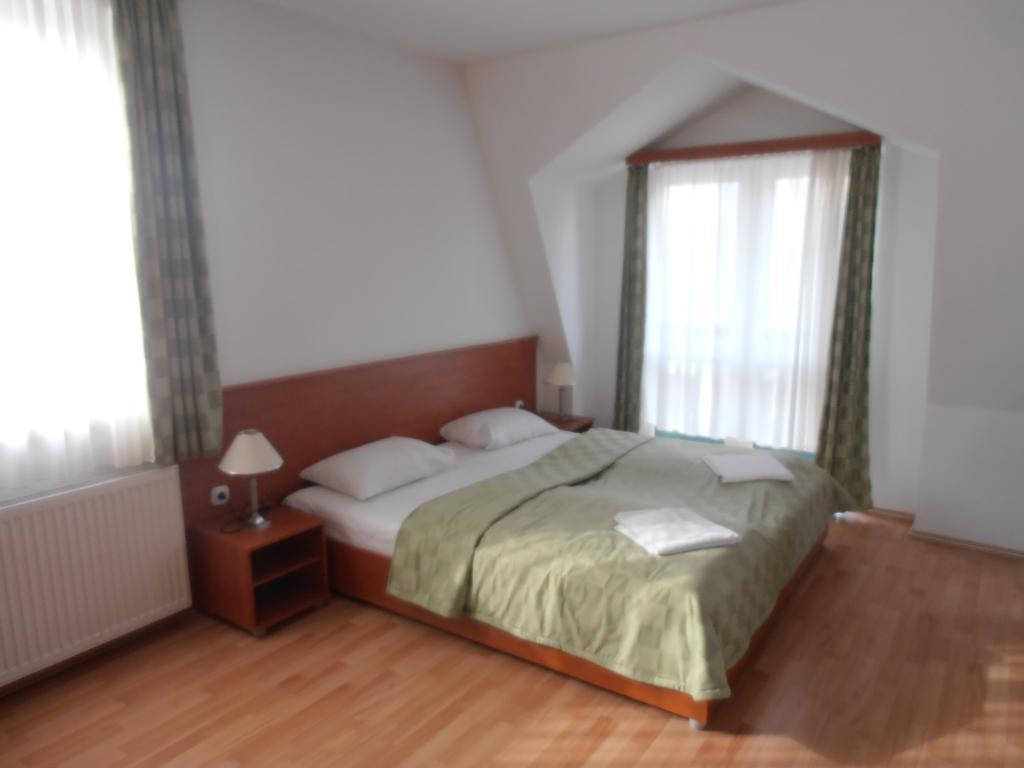Hotel Kristaly Hajduszoboszlo Phòng bức ảnh